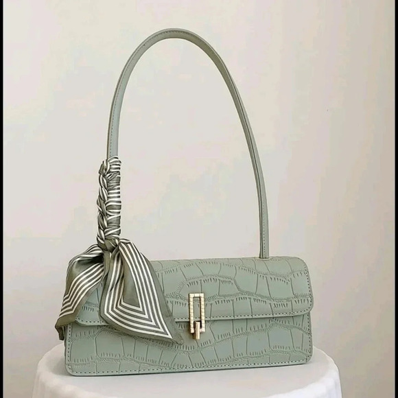 White Pu Leather Elegant And Minimalistic Style Handbag With Flip And Metal Lock - Picture 1 of 6
